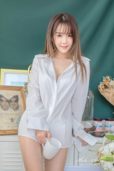 女性漂亮的泳衣